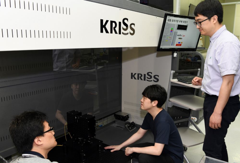 그림입니다. 원본 그림의 이름: 크기변환_[첨부2] KRISS 진종한 책임연구원(오른쪽 첫번째) 연구팀이 대형 유리기판의 두께와 굴절률을 실시간 측정하고 있다.jpg 원본 그림의 크기: 가로 1557pixel, 세로 1059pixel 사진 찍은 날짜: 2018년 06월 25일 오후 10:37